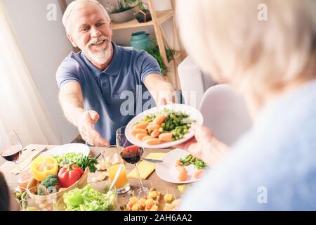 Jahrestag der Großvater und Großmutter. Alter Mann toothy Lächeln Stockfoto