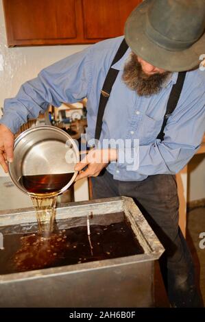 Die ahornsirup durch Tippen auf Ahornbäumen, Sammeln von Sap, Kochen mit Holz beheizte Verdampfer sap, dann Abfüllen in einem kleinen Sugar Shack, Wisconsin. Stockfoto