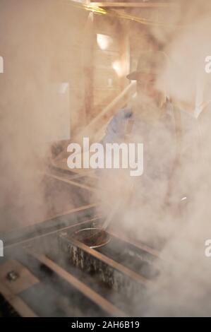 Die ahornsirup durch Tippen auf Ahornbäumen, Sammeln von Sap, Kochen mit Holz beheizte Verdampfer sap, dann Abfüllen in einem kleinen Sugar Shack, Wisconsin. Stockfoto