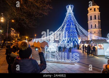Vilnius, Litauen - 15. Dezember 2019: Weihnachtsbaum am Cathedral Square bei Nacht in Vilnius, Litauen Stockfoto