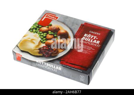 Stockholm, Schweden, 12. Dezember 2019: Eine schwedische Markt Paket von Findus Fleischbällchen gefrorene Fertiggerichte für die Mikrowelle auf weißem Hintergrund. Stockfoto