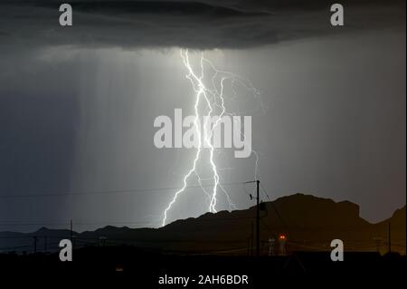 Bis spät in die Nacht Arizona Monsun Gewitter in der Nähe von einem Bergrücken auffällig. Stockfoto