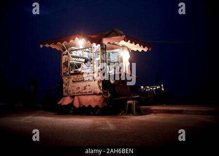 Gaza, Gaza, Palästina. 25 Dez, 2019. Eine palästinensische verkauft heisse Getränke am Strand von Gaza, den 25. Dezember 2019, und die Wellen sind hoch während der starke Wind schlagen der Strand in Gaza Stadt. Credit: Mahmoud Issa/Quds Net News/ZUMA Draht/Alamy leben Nachrichten Stockfoto