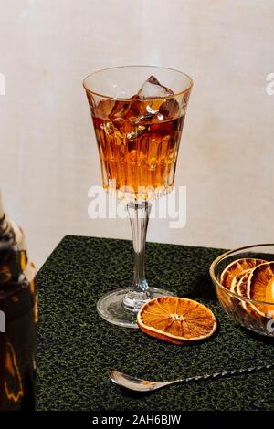Bitter, Eis und verkohlte Orange, ein italienischer Aperitif Stockfoto