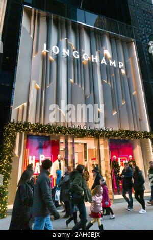 Longchamp Store auf der Fifth Avenue zieht Feiertagkäufer, NYC, USA Stockfoto