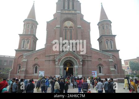 Lahore, Pakistan. 25 Dez, 2019. Die pakistanischen christlichen Gläubigen besuchen Christmette am Heiligen Herzen Kathedrale Kirche in Lahore. Christliche Gemeinschaft im ganzen Land hat begonnen die Vorbereitung der Festtage von 'Weihnachten' mit dem Aufkommen von Dezember zu feiern. Die Christen haben begonnen, ihre Häuser und Kirchen Beleuchtung beim Weihnachtseinkauf in vollem Gange ist ganz über dem Land. (Foto von Rana Sajid Hussain/Pacific Press) Quelle: Pacific Press Agency/Alamy leben Nachrichten Stockfoto