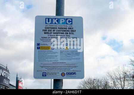 Voraussetzungen und Bedingungen für Parken auf einem Schild in einem UKPC Parkplatz angezeigt Stockfoto