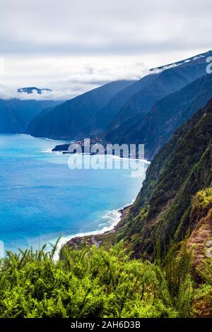 Schöne Küste Madeiras, Gipfel der Berge, die von Wolken umgeben sind, Madeira, Portugal Stockfoto
