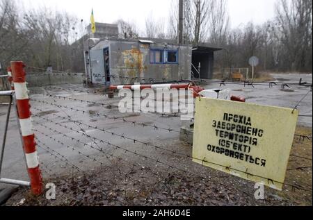 Kiew, Ukraine. 25 Dez, 2019. Der Eintrag in die verlassenen Stadt Pripyat, etwa 3 km vom Kernkraftwerk Tschernobyl, Ukraine, am 25. Dezember 2019. Die Katastrophe von Tschernobyl war eines nuklearen Unfalls am 4 Reaktor im Kernkraftwerk Tschernobyl, in der Nähe der Stadt Pripyat, am Samstag, 26. April 1986. Credit: Serg Glovny/ZUMA Draht/Alamy leben Nachrichten Stockfoto