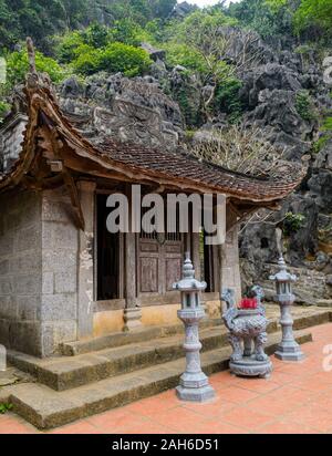 Heiligtum von vietnamesischen Buddhistischen Tempel, Bich Dong Pagode, Tam Coc, Ninh Binh, Vietnam, Asien Stockfoto