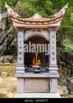 Heiligtum von vietnamesischen Buddhistischen Tempel, Bich Dong Pagode, Tam Coc, Ninh Binh, Vietnam, Asien Stockfoto