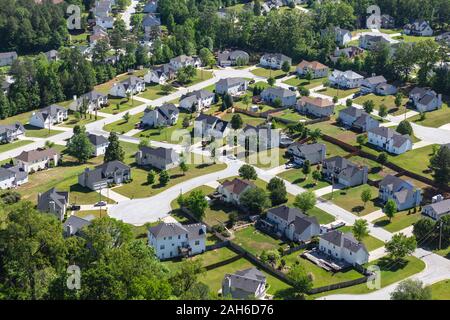 Luftaufnahme der modernen Vorstadt cul-de-sac Nachbarschaft Straßen im Südosten der Vereinigten Staaten. Stockfoto