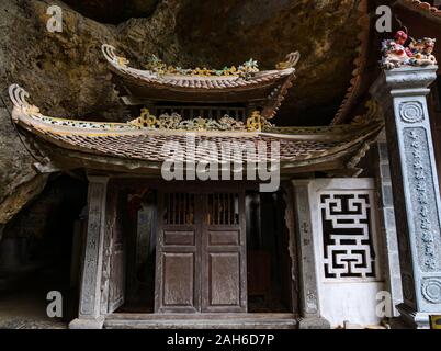 Schrein im Höhleneingang, Vietnamesischen buddhistischen Tempel, Bich Dong Pagode, Tam Coc, Ninh Binh, Vietnam, Asien Stockfoto