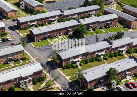 Luftbild der alten Ziegel Apartment Gebäude im Osten der Vereinigten Staaten. Stockfoto
