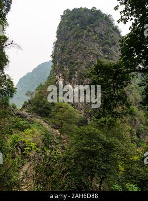 Schritte, die über Kalkstein Karst, Tam Coc, Ninh Binh, Vietnam, Asien Stockfoto