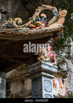 Geschnitzte Drachen an Vietnamesischen buddhistischen Tempel, Bich Dong Pagode, Tam Coc, Ninh Binh, Vietnam, Asien Stockfoto