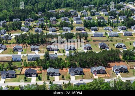 Luftbild des geräumigen, attraktiven zeitgenössischen Häuser und Straßen im Südosten der Vereinigten Staaten. Stockfoto