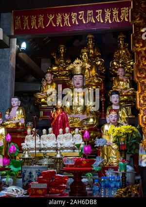 Buddha Schrein von vietnamesischen Buddhistischen Tempel, Bich Dong Pagode, Tam Coc, Ninh Binh, Vietnam, Asien Stockfoto