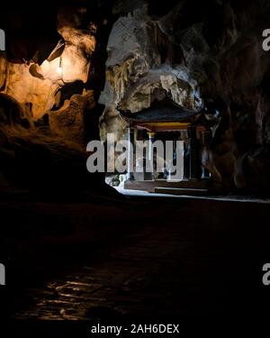 Schrein im Inneren Höhle, Vietnamesischen buddhistischen Tempel, Bich Dong Pagode, Tam Coc, Ninh Binh, Vietnam, Asien Stockfoto