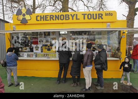 Kiew, Ukraine. 25 Dez, 2019. Besucher stehen neben Tschernobyl Tour info, auf Dytyatki Check Point auf den Eintritt in die Sperrzone von Tschernobyl in der Ukraine, das am 25. Dezember 2019. Die Katastrophe von Tschernobyl war eines nuklearen Unfalls am 4 Reaktor im Kernkraftwerk Tschernobyl, in der Nähe der Stadt Pripyat, am Samstag, 26. April 1986. Credit: Serg Glovny/ZUMA Draht/Alamy leben Nachrichten Stockfoto