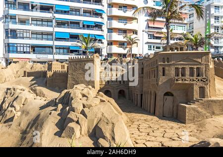 Las Palmas de Gran Canaria, Spanien - Dezember 9, 2018: Belen de Arena, jährliche Ausstellung von Weihnachten Krippe Sand Skulpturen am Strand Las Canteras in Stockfoto