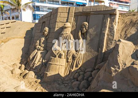 Las Palmas de Gran Canaria, Spanien - Dezember 9, 2018: Belen de Arena, jährliche Ausstellung von Weihnachten Krippe Sand Skulpturen am Strand Las Canteras in Stockfoto