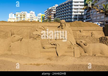 Las Palmas de Gran Canaria, Spanien - Dezember 9, 2018: Belen de Arena, jährliche Ausstellung von Weihnachten Krippe Sand Skulpturen am Strand Las Canteras in Stockfoto