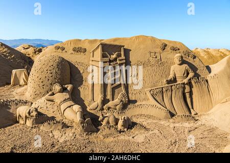 Las Palmas de Gran Canaria, Spanien - Dezember 9, 2018: Belen de Arena, jährliche Ausstellung von Weihnachten Krippe Sand Skulpturen am Strand Las Canteras in Stockfoto