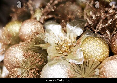 Soft Focus Foto von Weihnachten golden glänzenden Kugeln. Weihnachtsdekoration und Neues Jahr Hintergrund. Stockfoto