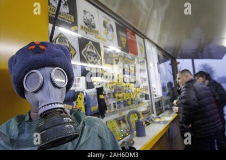 Kiew, Ukraine. 25 Dez, 2019. Ein Souvenirshop ist auf Checkpoint Dytyatky gesehen, am Eingang in die Sperrzone von Tschernobyl in Kiew, Ukraine, am 25. Dezember 2019. Die Katastrophe von Tschernobyl war eines nuklearen Unfalls am 4 Reaktor im Kernkraftwerk Tschernobyl, in der Nähe der Stadt Pripyat, am Samstag, 26. April 1986. Credit: Serg Glovny/ZUMA Draht/Alamy leben Nachrichten Stockfoto