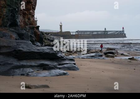 Whitby Küste über den Osten Pier Stockfoto