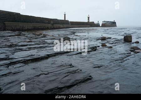 Whitby Küste über den Osten Pier Stockfoto