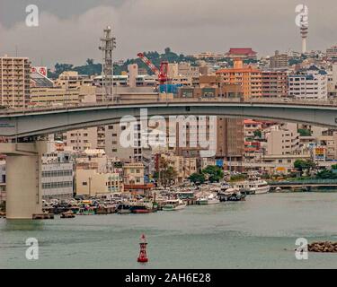 Naha, Okinawa, Ryukyu Inseln. 1. November 2006. Den geschäftigen Hafen von Naha, Okinawa. Die Hauptstadt der Präfektur Okinawa, die Inselgruppe südlich von Japan auf dem Festland, Naha ist das politische und wirtschaftliche Zentrum von Okinawa, von Tourismus, Handel und Dienstleistungssektor dominiert. Credit: Arnold Drapkin/ZUMA Draht/Alamy leben Nachrichten Stockfoto