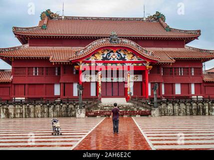 Naha, Okinawa, Ryukyu Inseln. 1. November 2006. Ein Besucher auf Una Plaza Blick das reich verzierte Seiden des historischen Schloss Shuri auf Okinawa, die Halle und den Aufenthalt der Ryukyu Kings. Ein UNESCO-Weltkulturerbe, und touristische Zeichnen, Shuri Castle war der Ryukyu Königreich zwischen 1429 und 1879. Während der Schlacht von Okinawa 1945 Es war fast völlig zerstört. Im Jahre 1992, die zentrale Zitadelle und Wände wurden rekonstruiert. Im Oktober 2019, die wichtigsten Strukturen im Innenhof der Burg waren wieder bei einem Brand zerstört. Credit: Arnold Drapkin/ZUMA Draht/Alamy leben Nachrichten Stockfoto