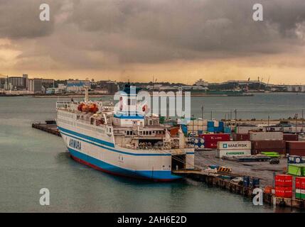 Naha, Okinawa, Ryukyu Inseln. 1. November 2006. Fähren angedockt in den belebten Hafen von Naha, Okinawa. Die Hauptstadt der Präfektur Okinawa, die Inselgruppe südlich von Japan auf dem Festland, Naha ist das politische und wirtschaftliche Zentrum von Okinawa, von Tourismus, Handel und Service Industries Credit: Arnold Drapkin/ZUMA Draht/Alamy Live Nachrichten beherrscht Stockfoto