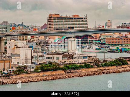 Naha, Okinawa, Ryukyu Inseln. 1. November 2006. Den geschäftigen Hafen von Naha, Okinawa. Die Hauptstadt der Präfektur Okinawa, die Inselgruppe südlich von Japan auf dem Festland, Naha ist das politische und wirtschaftliche Zentrum von Okinawa, von Tourismus, Handel und Dienstleistungssektor dominiert. Credit: Arnold Drapkin/ZUMA Draht/Alamy leben Nachrichten Stockfoto