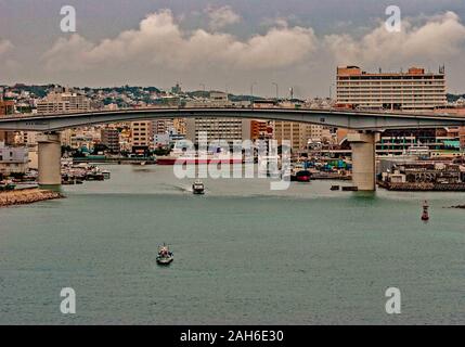 Naha, Okinawa, Ryukyu Inseln. 1. November 2006. Den geschäftigen Hafen von Naha, Okinawa. Die Hauptstadt der Präfektur Okinawa, die Inselgruppe südlich von Japan auf dem Festland, Naha ist das politische und wirtschaftliche Zentrum von Okinawa, von Tourismus, Handel und Dienstleistungssektor dominiert. Credit: Arnold Drapkin/ZUMA Draht/Alamy leben Nachrichten Stockfoto