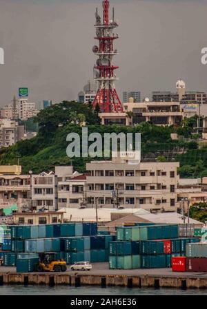 Naha, Okinawa, Ryukyu Inseln. 1. November 2006. Den geschäftigen Hafen von Naha, Okinawa. Die Hauptstadt der Präfektur Okinawa, die Inselgruppe südlich von Japan auf dem Festland, Naha ist das politische und wirtschaftliche Zentrum von Okinawa, von Tourismus, Handel und Dienstleistungssektor dominiert. Credit: Arnold Drapkin/ZUMA Draht/Alamy leben Nachrichten Stockfoto