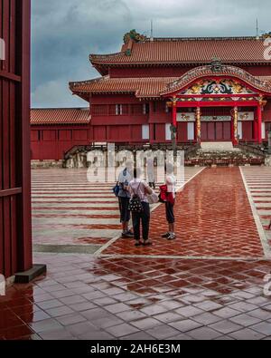 Naha, Okinawa, Ryukyu Inseln. 1. November 2006. Besucher auf Una Plaza View das reich verzierte Seiden des historischen Schloss Shuri auf Okinawa, die Halle und den Aufenthalt der Ryukyu Kings. Ein UNESCO-Weltkulturerbe, und touristische Zeichnen, Shuri Castle war der Ryukyu Königreich zwischen 1429 und 1879. Während der Schlacht von Okinawa 1945 Es war fast völlig zerstört. Im Jahre 1992, die zentrale Zitadelle und Wände wurden rekonstruiert. Im Oktober 2019, die wichtigsten Strukturen im Innenhof der Burg waren wieder bei einem Brand zerstört. Credit: Arnold Drapkin/ZUMA Draht/Alamy leben Nachrichten Stockfoto