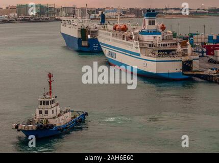 Naha, Okinawa, Ryukyu Inseln. 1. November 2006. Fähren angedockt in den belebten Hafen von Naha, Okinawa. Die Hauptstadt der Präfektur Okinawa, die Inselgruppe südlich von Japan auf dem Festland, Naha ist das politische und wirtschaftliche Zentrum von Okinawa, von Tourismus, Handel und Service Industries Credit: Arnold Drapkin/ZUMA Draht/Alamy Live Nachrichten beherrscht Stockfoto