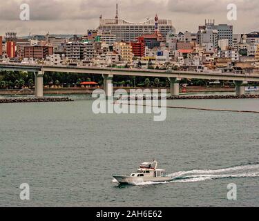 Naha, Okinawa, Ryukyu Inseln. 1. November 2006. Handwerk in der geschäftigen Hafen von Naha, Okinawa. Die Hauptstadt der Präfektur Okinawa, die Inselgruppe südlich von Japan auf dem Festland, Naha ist das politische und wirtschaftliche Zentrum von Okinawa, von Tourismus, Handel und Service Industries Credit: Arnold Drapkin/ZUMA Draht/Alamy Live Nachrichten beherrscht Stockfoto