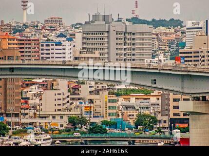 Naha, Okinawa, Ryukyu Inseln. 1. November 2006. Den geschäftigen Hafen von Naha, Okinawa. Die Hauptstadt der Präfektur Okinawa, die Inselgruppe südlich von Japan auf dem Festland, Naha ist das politische und wirtschaftliche Zentrum von Okinawa, von Tourismus, Handel und Dienstleistungssektor dominiert. Credit: Arnold Drapkin/ZUMA Draht/Alamy leben Nachrichten Stockfoto