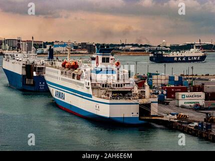 Naha, Okinawa, Ryukyu Inseln. 1. November 2006. Fähren angedockt in den belebten Hafen von Naha, Okinawa. Die Hauptstadt der Präfektur Okinawa, die Inselgruppe südlich von Japan auf dem Festland, Naha ist das politische und wirtschaftliche Zentrum von Okinawa, von Tourismus, Handel und Service Industries Credit: Arnold Drapkin/ZUMA Draht/Alamy Live Nachrichten beherrscht Stockfoto