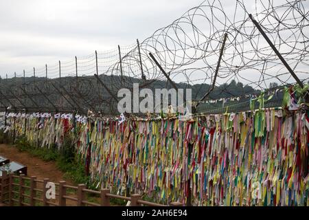 Buddhistisches Gebet Bänder auf der DMV fenceline, Koreanisch Stockfoto