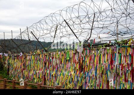 Buddhistisches Gebet Bänder auf der DMV fenceline, Koreanisch Stockfoto