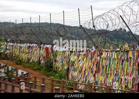 Buddhistisches Gebet Bänder auf der DMV fenceline, Koreanisch Stockfoto