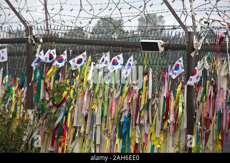 Buddhistisches Gebet Bänder auf der DMV fenceline, Koreanisch Stockfoto