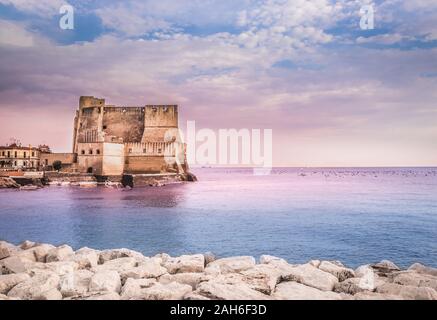 Das Castel dell'Ovo in Neapel Italien malerische Ansicht mit Marine auf Sommertag. Stockfoto