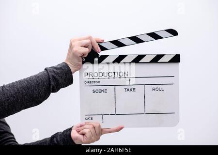 Video produktion Filmklappe kino Aktion und schneiden Konzept auf weißem Hintergrund Stockfoto