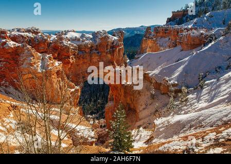 Natürliche Steinbrücke, Arch im Bryce Canyon mit Schnee Stockfoto